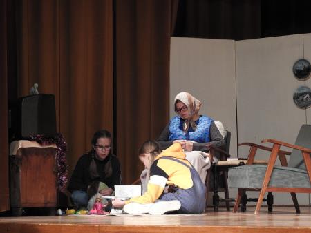 Novoustanovljena razkriška gledališka skupina Vužgeci s svojo premierno predstavo navdušila občinstvo 4